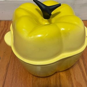 Le Creuset 2-1/4 qt Bell Pepper Cast Iron
